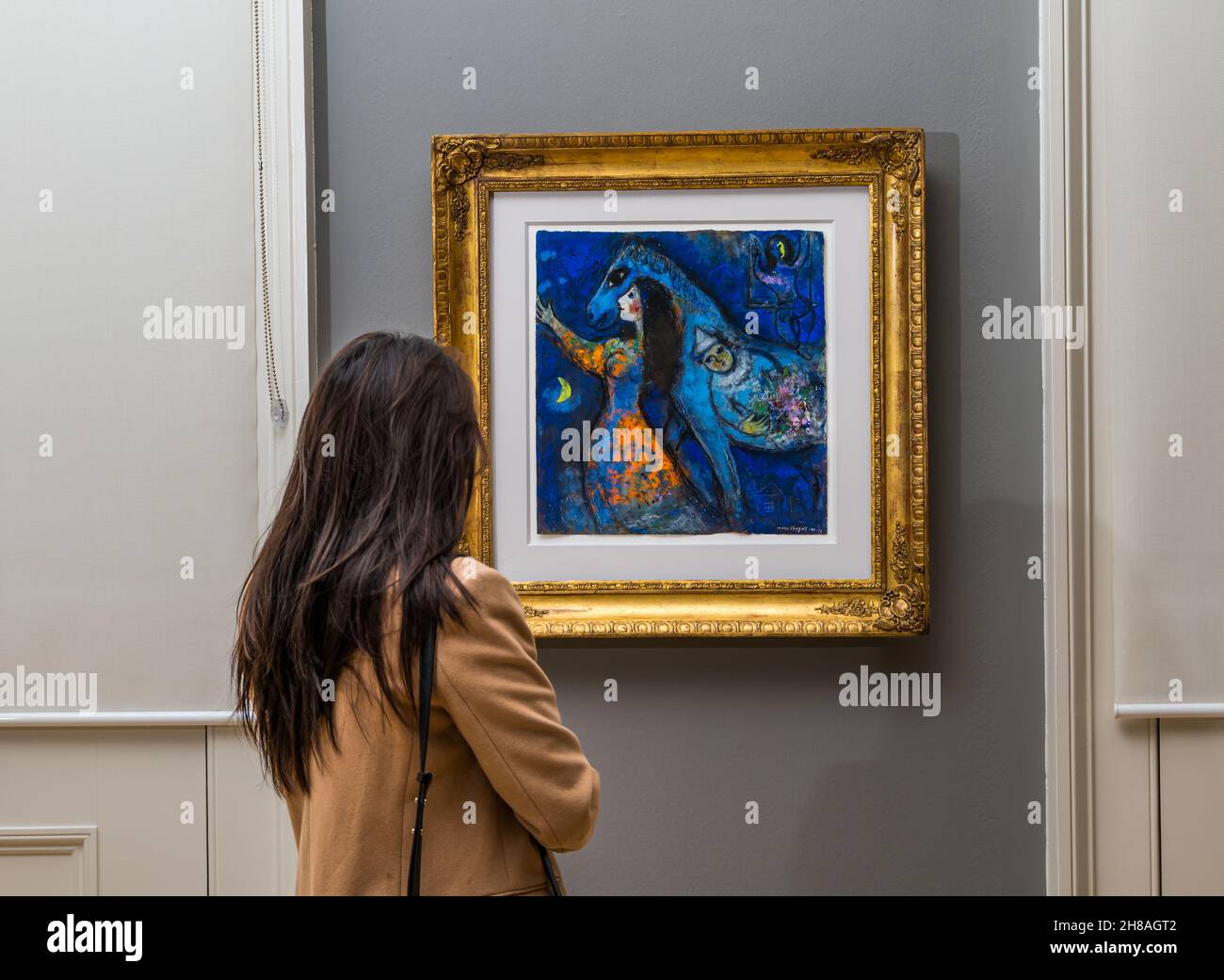 Mujer admirando la pintura del artista francés Marc Chagall llamó a la Galería Nacional Escocesa de Arte Moderno Horse Rider, Edimburgo, Escocia, Reino Unido Foto de stock
