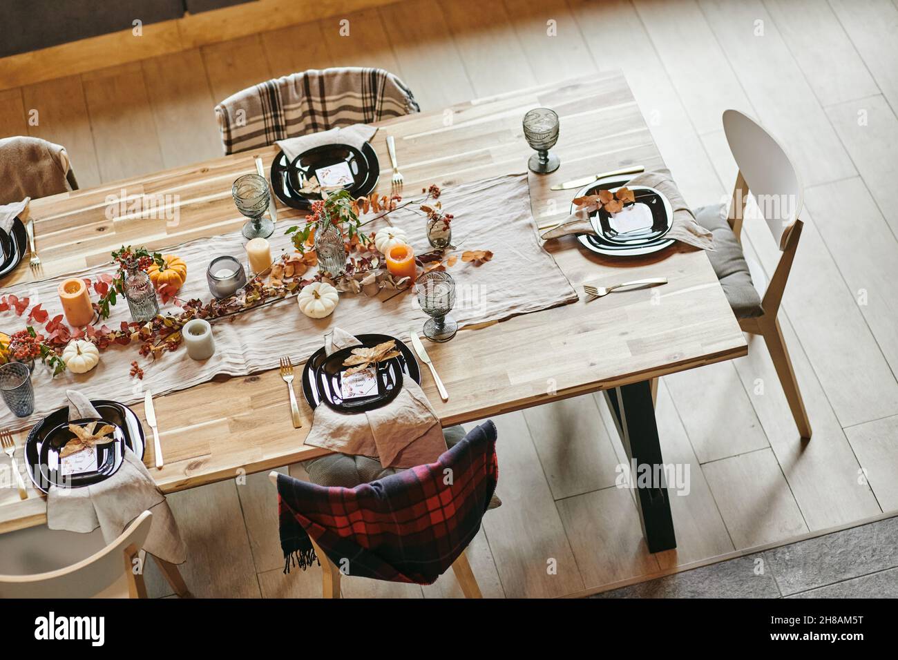 Mesa de comedor con manteles individuales y lugares Fotografía de stock -  Alamy