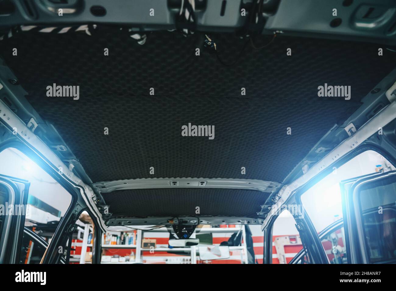 Interior del coche en proceso de instalar insonorización de aislamiento  acústico en un todoterreno moderno Fotografía de stock - Alamy