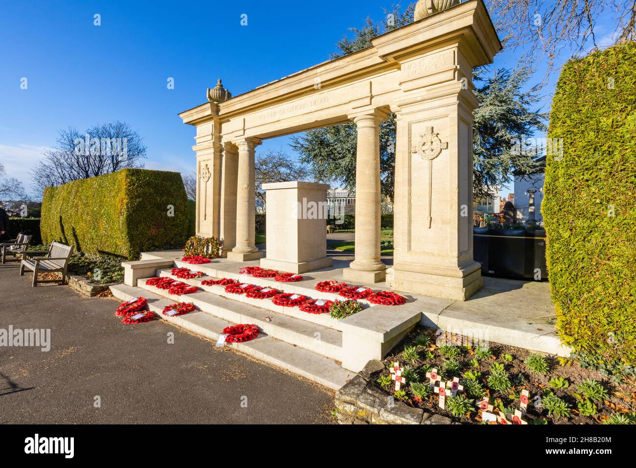 Monumento conmemorativo de la Segunda Guerra Mundial en los terrenos del castillo de Guildford con guirnaldas de amapola roja recién lanzadas, Guildford, Surrey, sudeste de Inglaterra Foto de stock