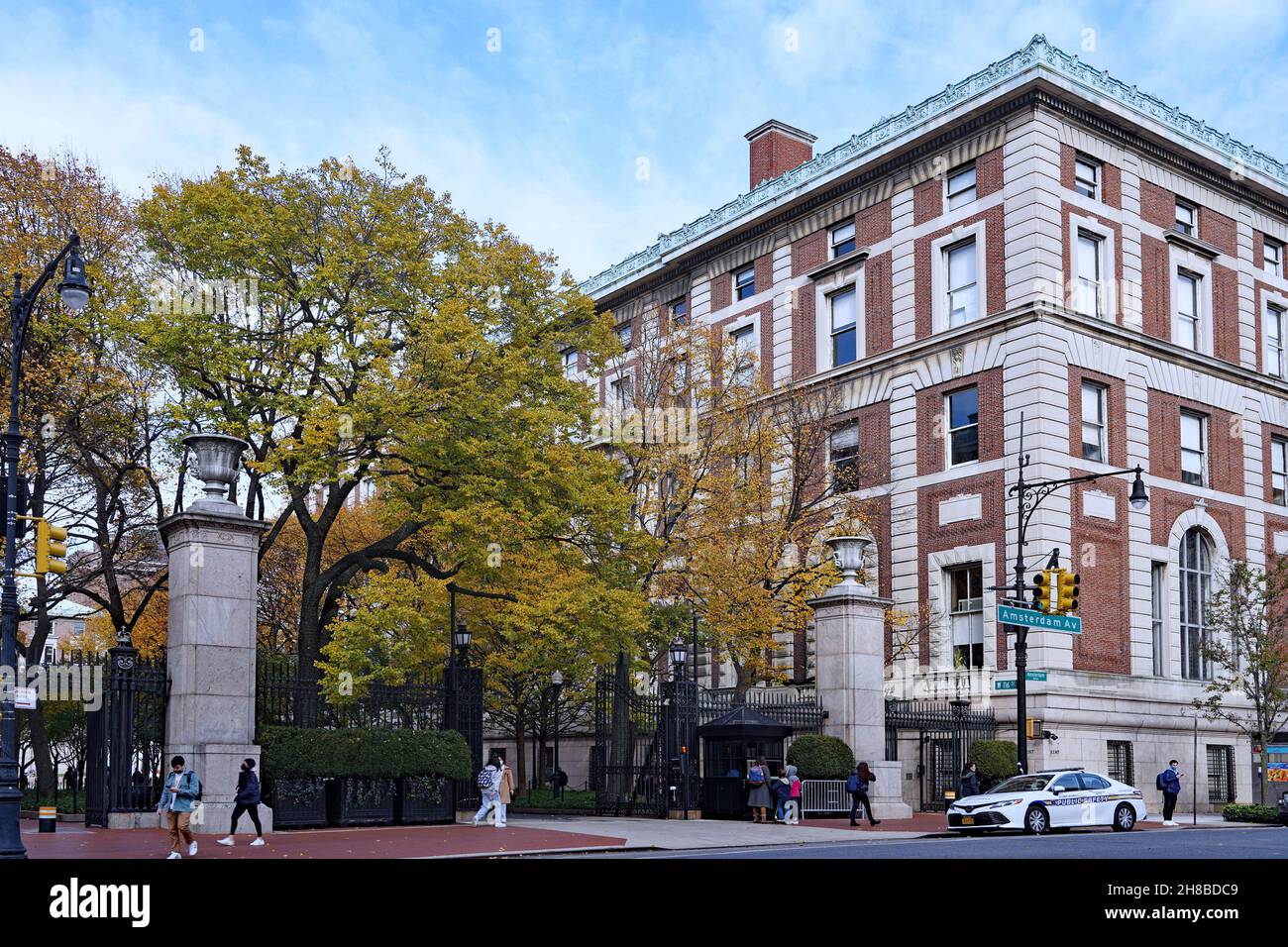 Ciudad de Nueva York, EE.UU. - 15 de noviembre de 2021: Puerta para entrar en el campus de la Universidad de Columbia desde Amsterdam Avenue Foto de stock