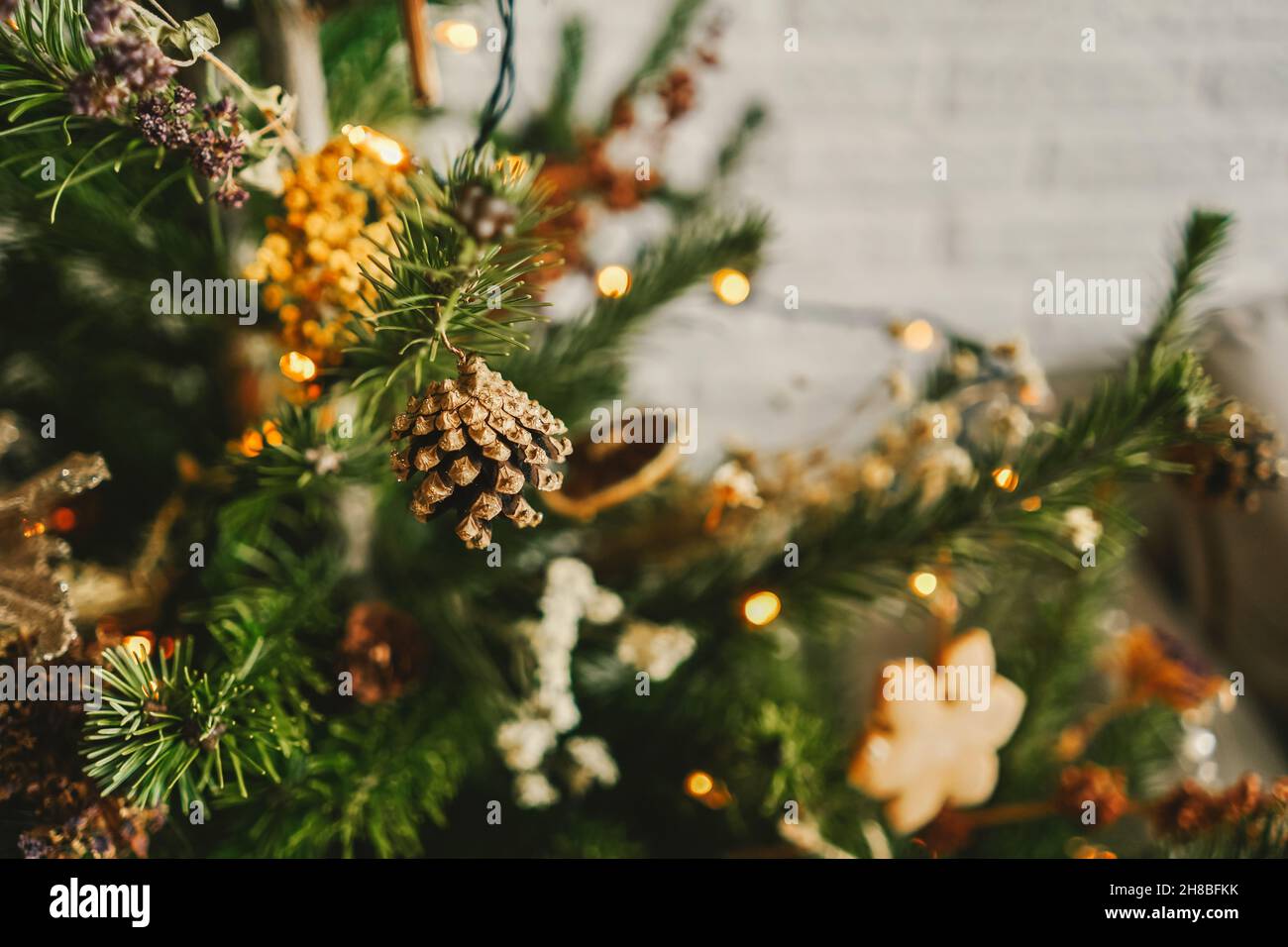 Hermoso árbol de Navidad decorado con flores secas, conos de pino y algodón.  Diseño boho. Primer plano Fotografía de stock - Alamy