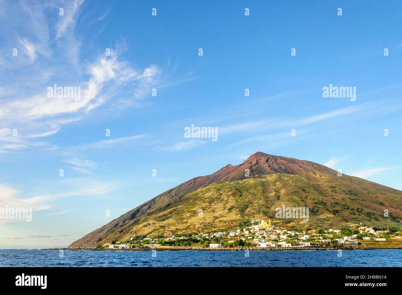 Bonitas vistas a la isla Stromboli Foto de stock