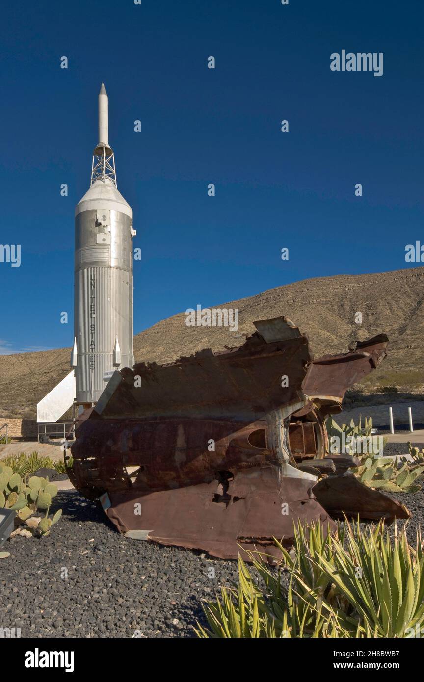 Cohete Little Joe II y restos de misil V-2 alemán en el Museo de Historia Espacial en Alamogordo, Nuevo México, Estados Unidos Foto de stock