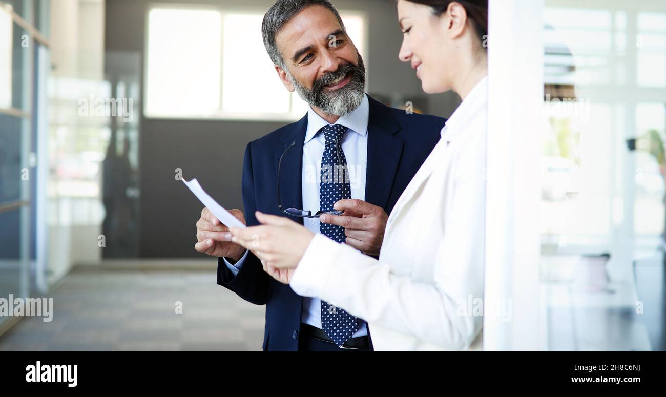 Compañeros de negocios para debatir nuevas ideas y puesta en común de