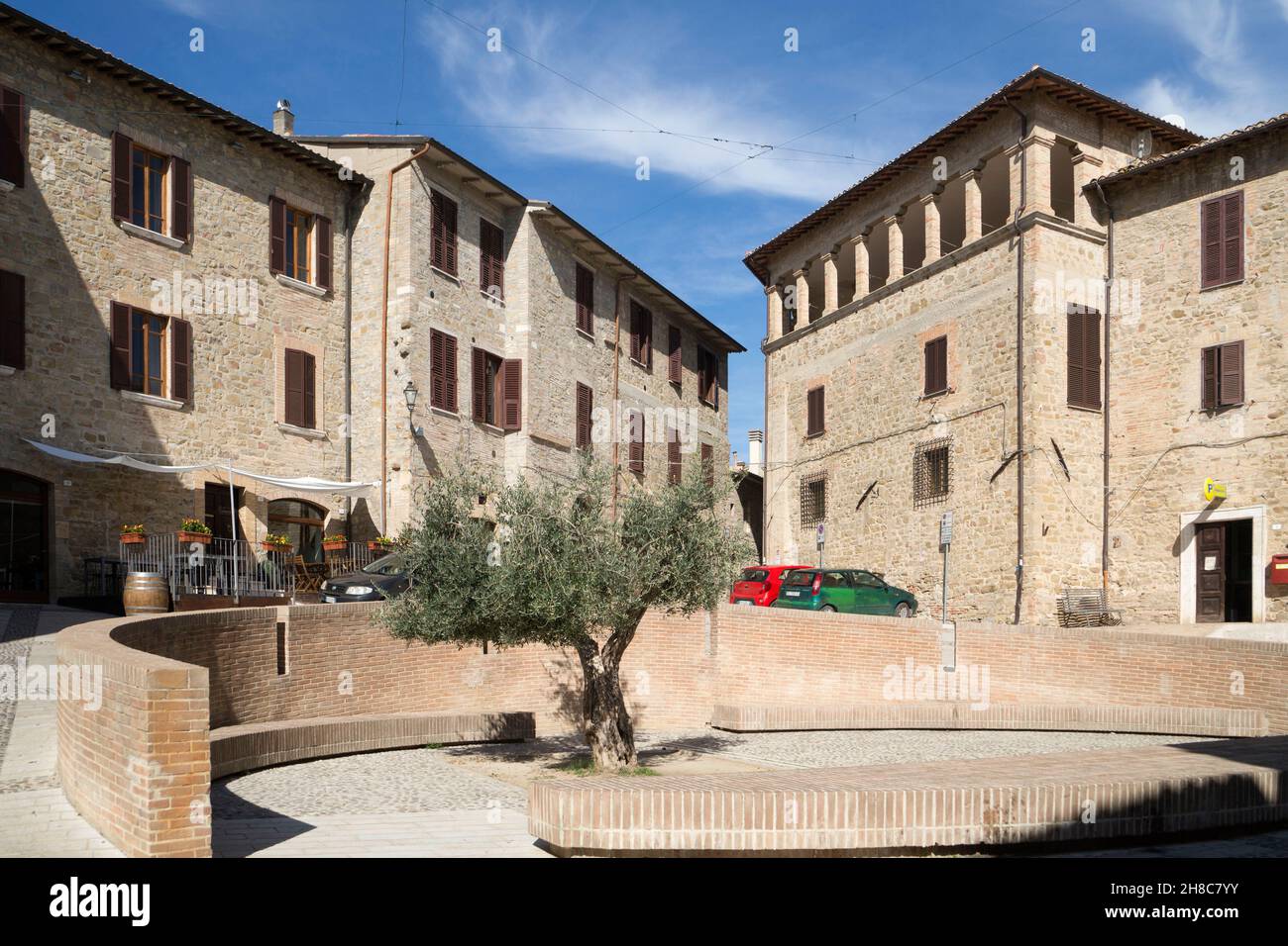 Casco antiguo, Plaza Umberto I, Gualdo Cattaneo, Umbría, Italia, Europa  Fotografía de stock - Alamy