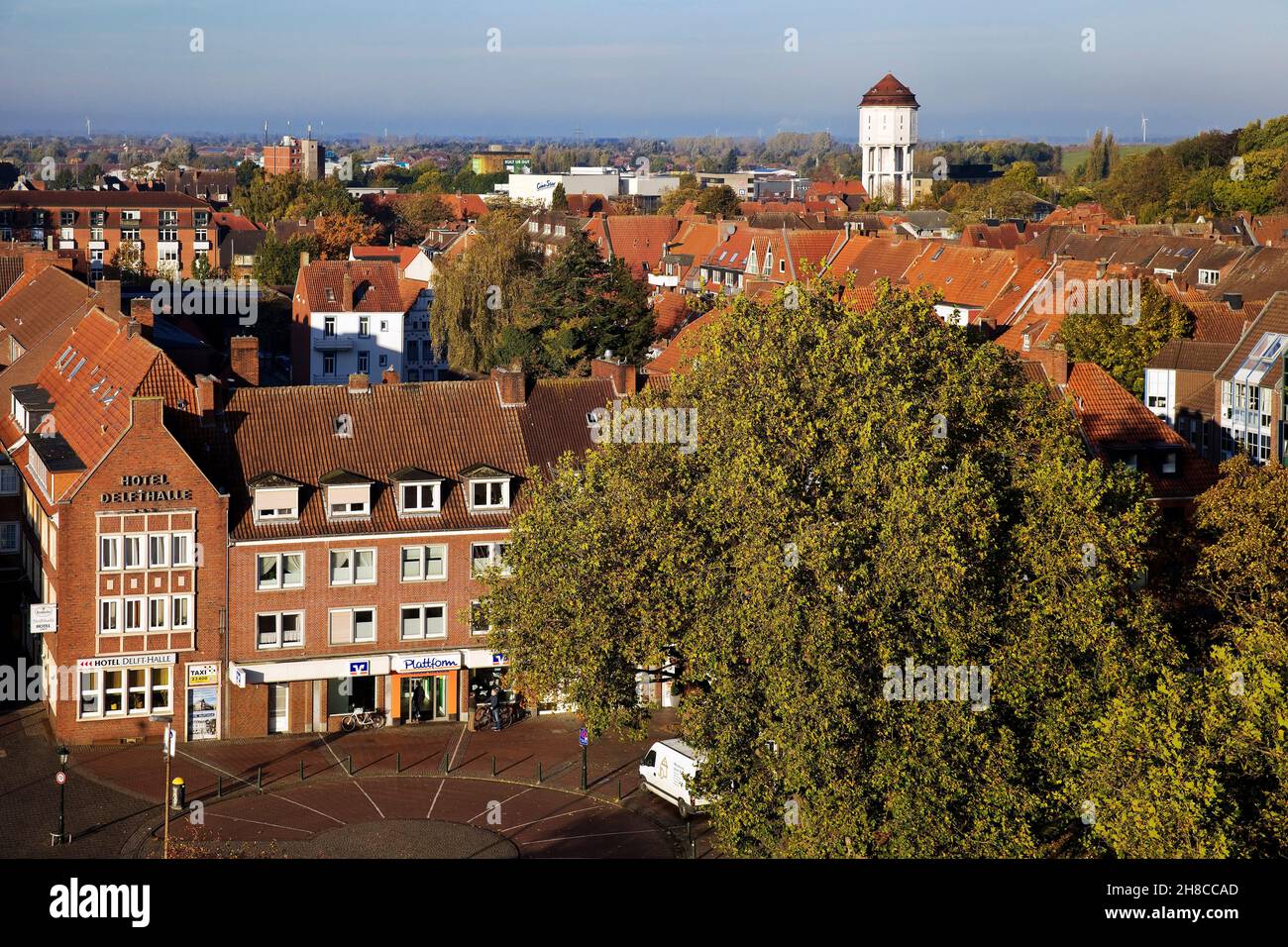 Vista de la ciudad desde la torre del ayuntamiento con torre de agua, Alemania, Baja Sajonia, Frisia Oriental, Emden Foto de stock