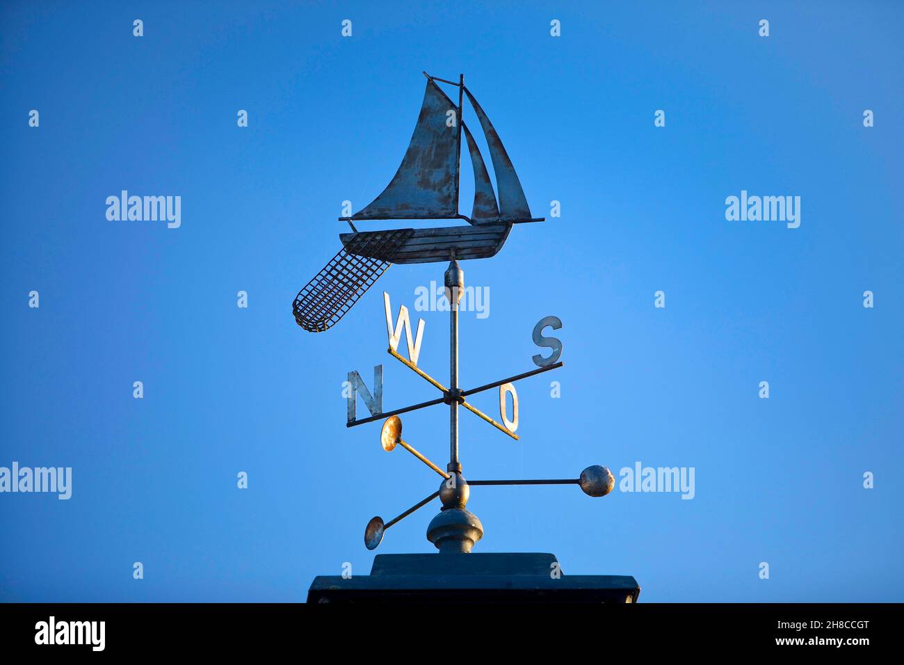 weathervane con barco de vela en el puerto histórico, Alemania, Baja Sajonia, Frisia Oriental, Hooksiel Foto de stock