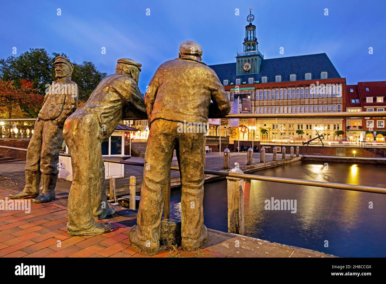 Estatuas Delftspucker en Ratsdelft frente a Ostfriesisches Landesmuseum por la tarde, Alemania, Baja Sajonia, Frisia Oriental, Emden Foto de stock