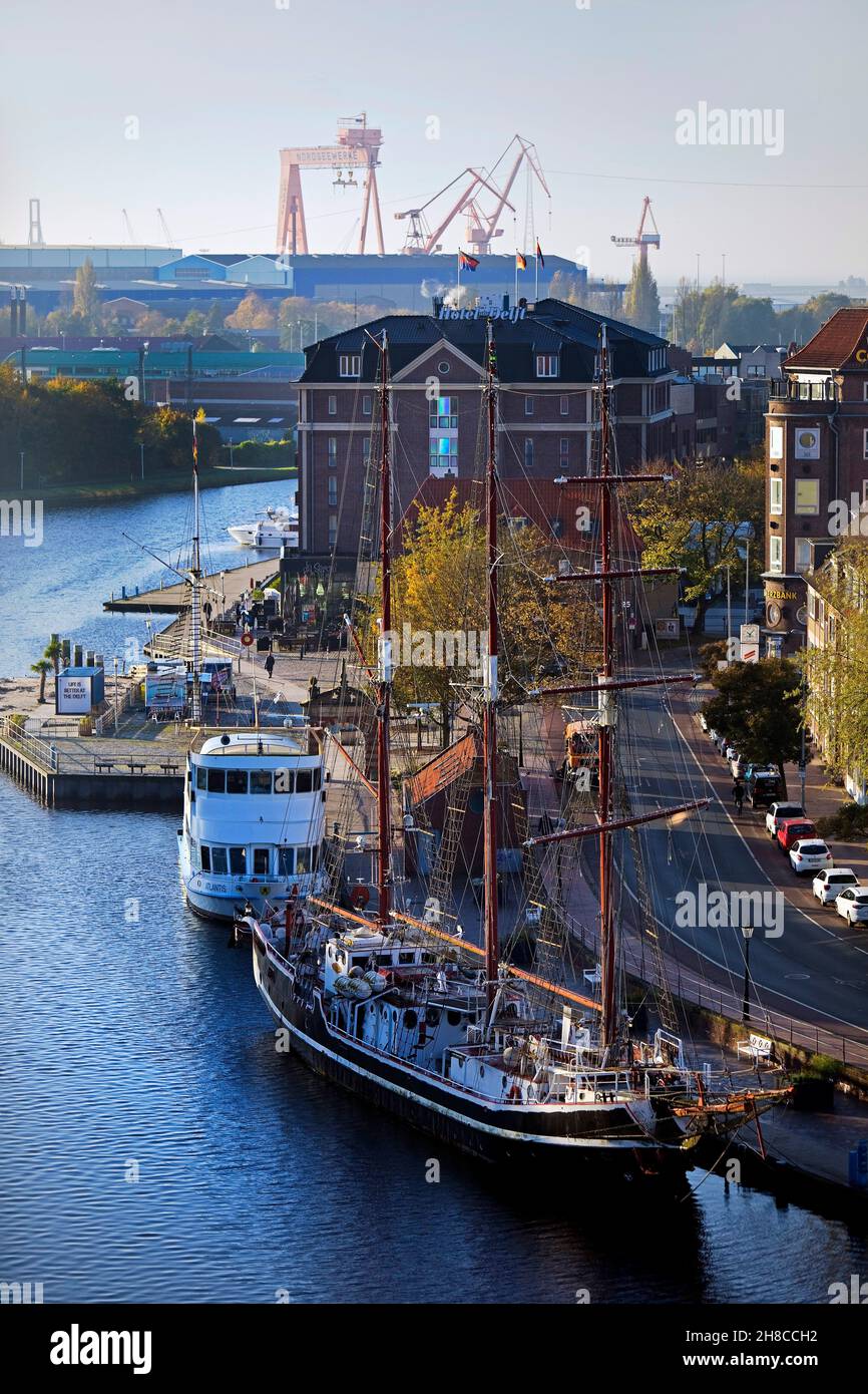 Vista del puerto con barco Heureka en Ratsdelft, vie de la torre del ayuntamiento, Alemania, Baja Sajonia, Frisia Oriental, Emden Foto de stock
