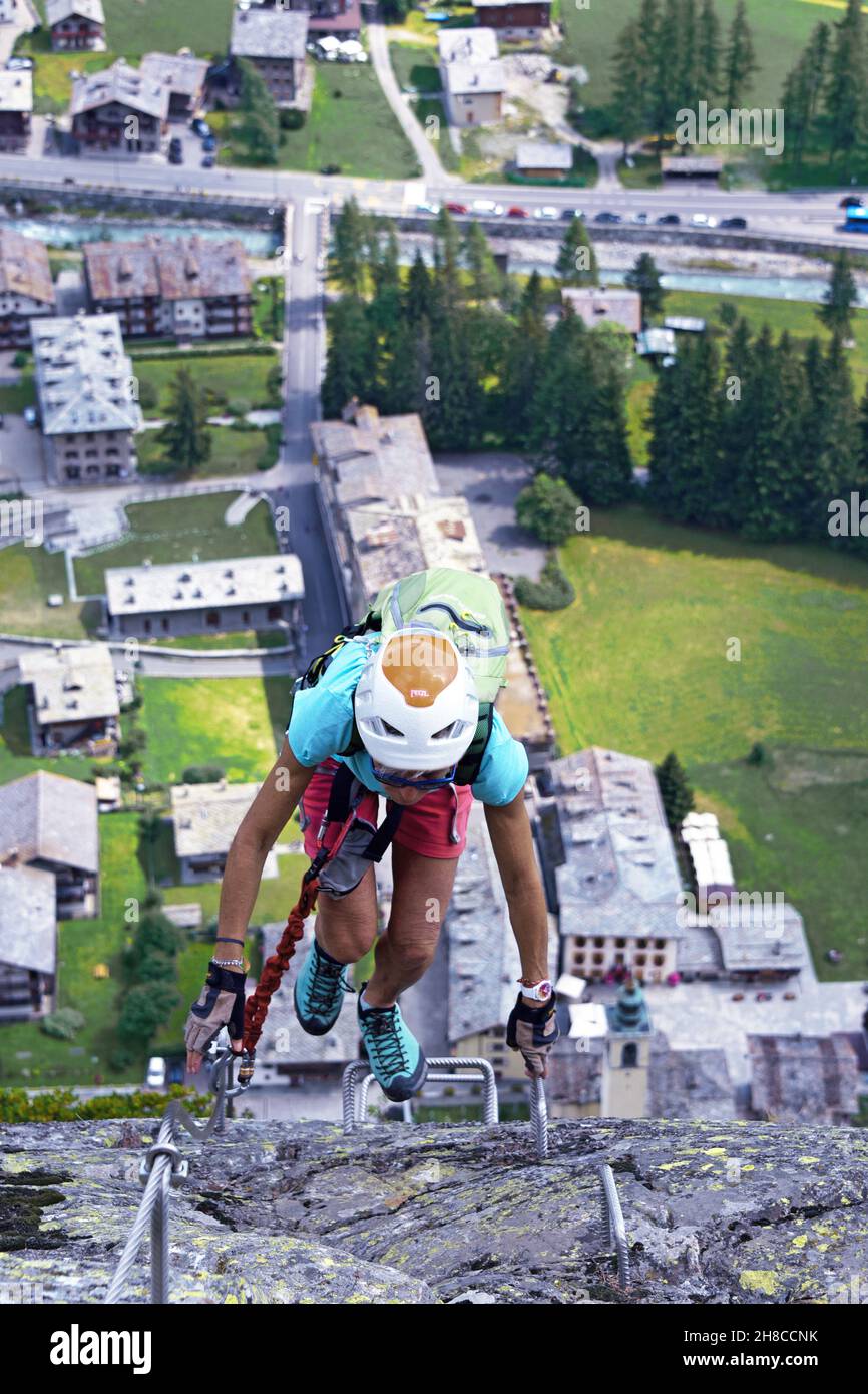 Vista vertiginosa del pueblo desde via ferrata Guide di Gressoney, Italia, Valle de Aosta, Gressoney Foto de stock