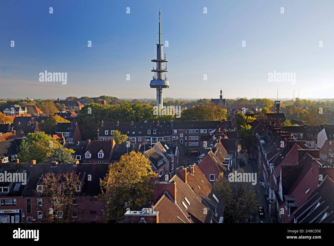 ciudad con torre de televisión, vista desde la torre del ayuntamiento, Alemania, Baja Sajonia, Frisia Oriental, Emden Foto de stock