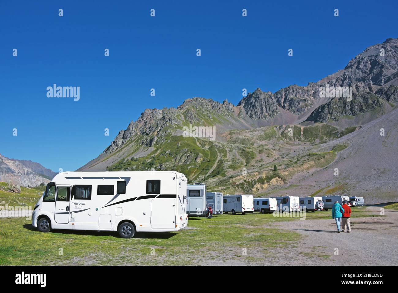 camping coches cerca del puerto de Lautaret, Francia, Altos Alpes, Monetier les Monetier les Bains Foto de stock