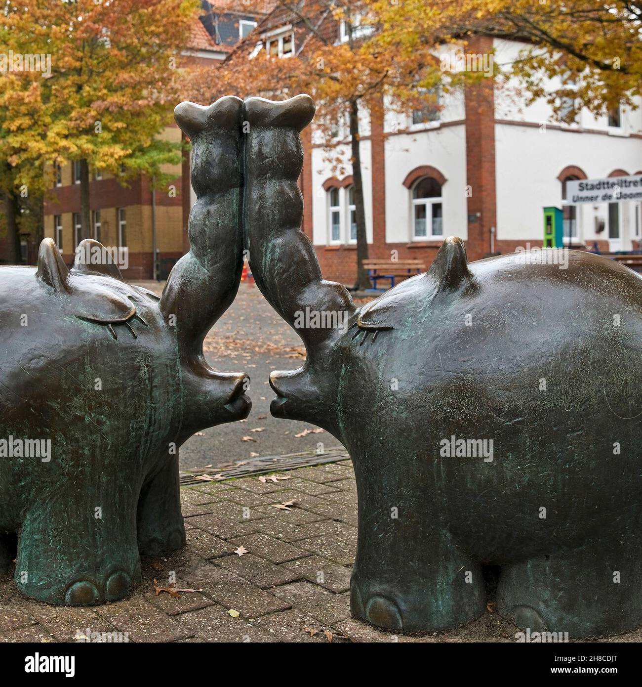 Escultura Ottifanten im distrito Transvaal, donde Otto Waalkes creció, Alemania, Baja Sajonia, Frisia Oriental, Emden Foto de stock