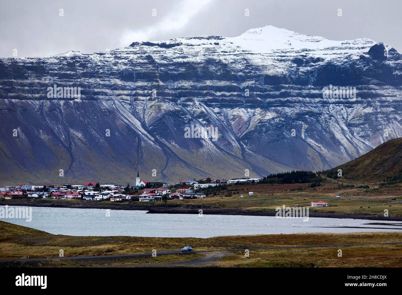 Grindafjoerdur con montaña nevada en otoño, Islandia, Snaefellsnes, Grindafjoerdur Foto de stock
