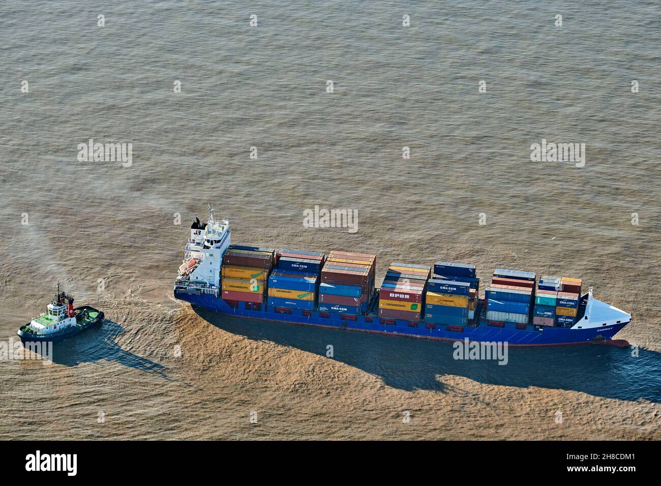 Una vista aérea de los contenedores sobre el envío, River Mersey, Liverpool Docks, North West England, Reino Unido Foto de stock