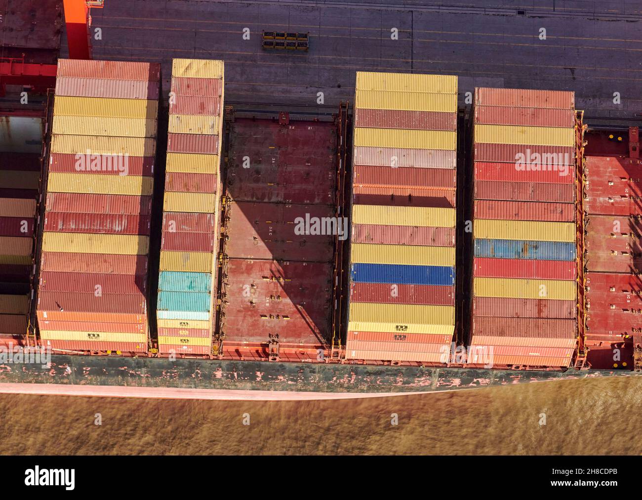 Una vista aérea de los contenedores sobre el envío, River Mersey, Liverpool Docks, North West England, Reino Unido Foto de stock