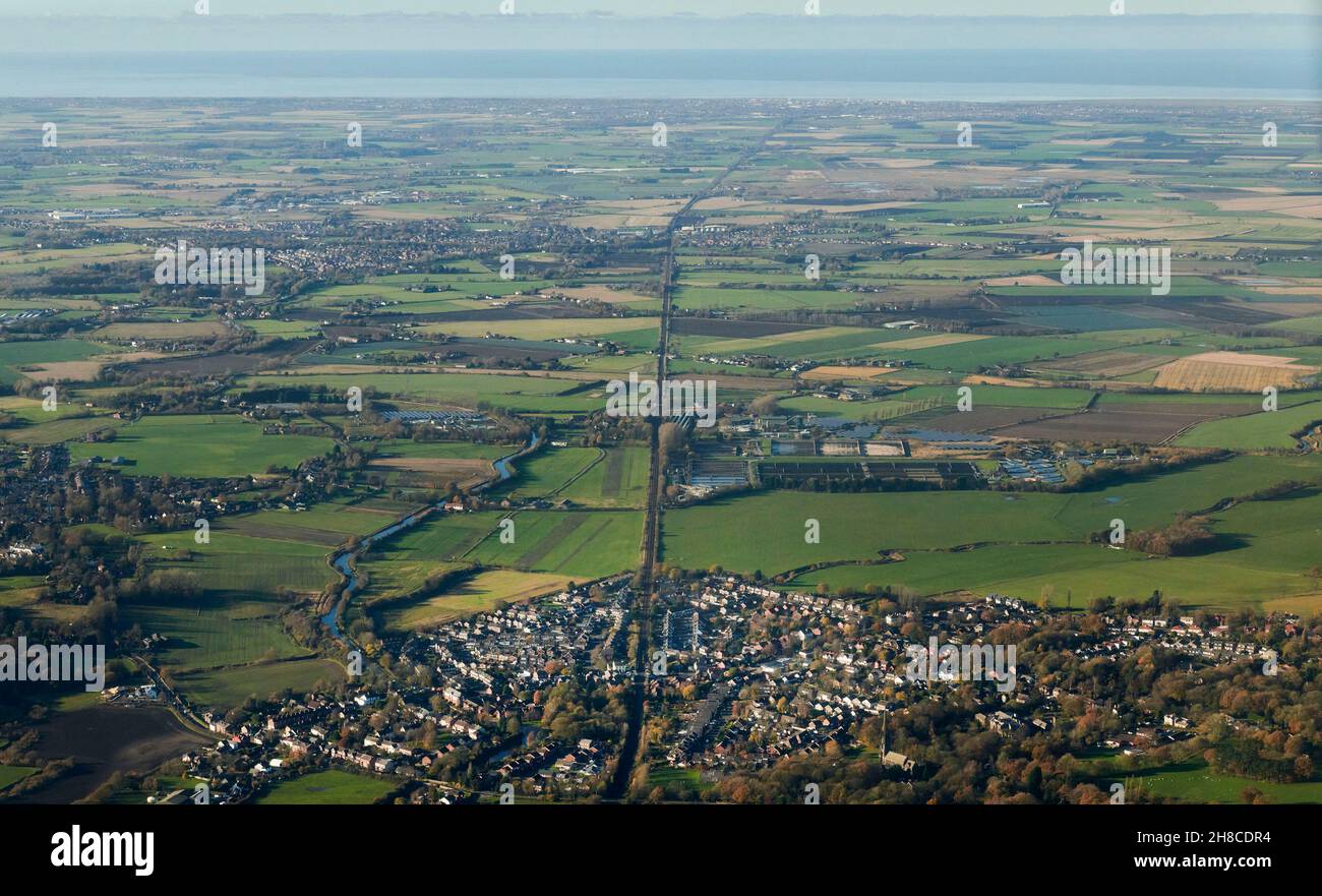 La línea recta de ferrocarril hasta Southport desde Parbold, al oeste de Lancashire, al noroeste de Inglaterra, Reino Unido, disparó desde el aire Foto de stock
