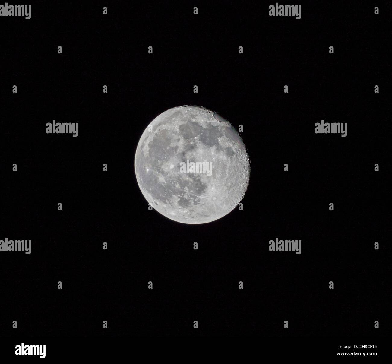 600mm disparo de luna gibbosa menguante 94,24% iluminado el 21/11/21 visto desde Park Terrace Lane Glasgow G3 6BQ a las 22:34 GMT Foto de stock