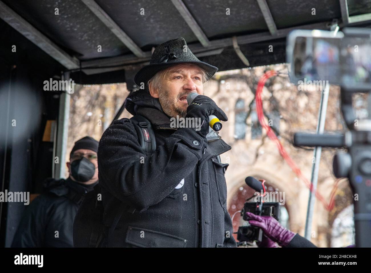 Un grupo de manifestantes en Munich, Alemania, el 28 de noviembre de 2021. Activistas anti-vaxx e ideólogos conspiradores formaron una marcha de luto en Munich, Alemania para el ex policía y activistas Karl Hilz, quien murió el 19 de noviembre. (Foto de Alexander Pohl/Sipa USA) Crédito: SIPA USA/Alamy Live News Foto de stock