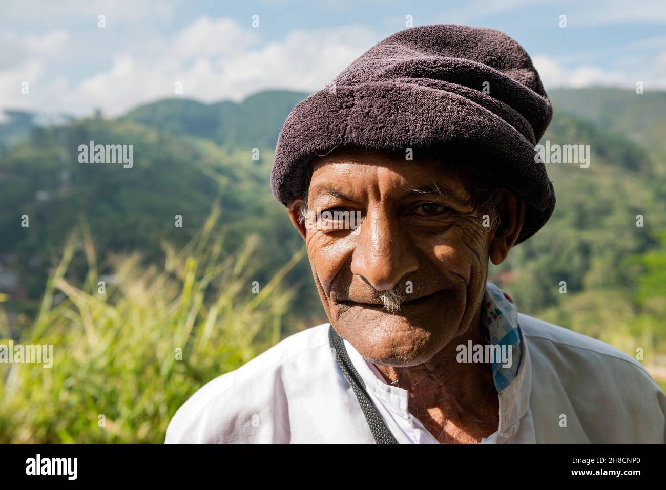 Sri Lanka, provincia del centro, provincia central, distrito de Badulla, rue, Strasse, calle, Un retraité, ein Rentner, un jubilado, vertical, Porträt Foto de stock