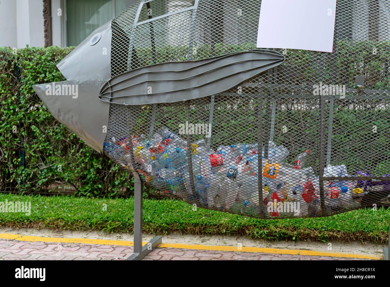 Contenedor municipal de reciclaje de plástico en forma de pescado. Protección del medio ambiente para la contaminación de los océanos. Concepto de medio ambiente Foto de stock