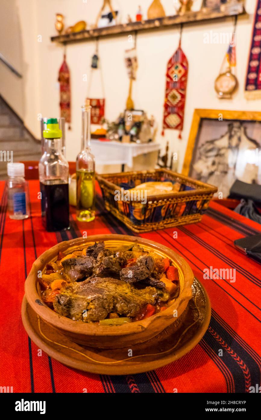 Tave Prizrenit, plato de cordero al horno local, Hani i Vjeter, restaurante tradicional, Prizren, Kosovo Foto de stock