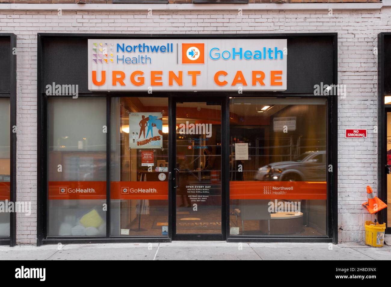 Entrada a un centro de atención urgente de Northwell Health en la calle 23rd en Chelsea, Manhattan, Nueva York, el mayor proveedor de atención médica de Nueva York Foto de stock
