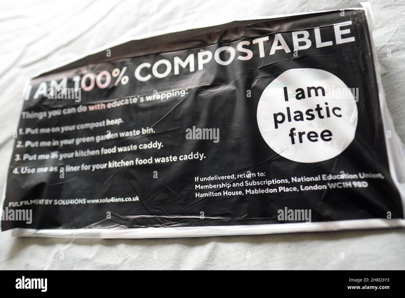 Envoltura de revistas compostable ecológica utilizada para enviar revistas a través del correo es libre de plástico - Reino Unido 2021 Foto de stock