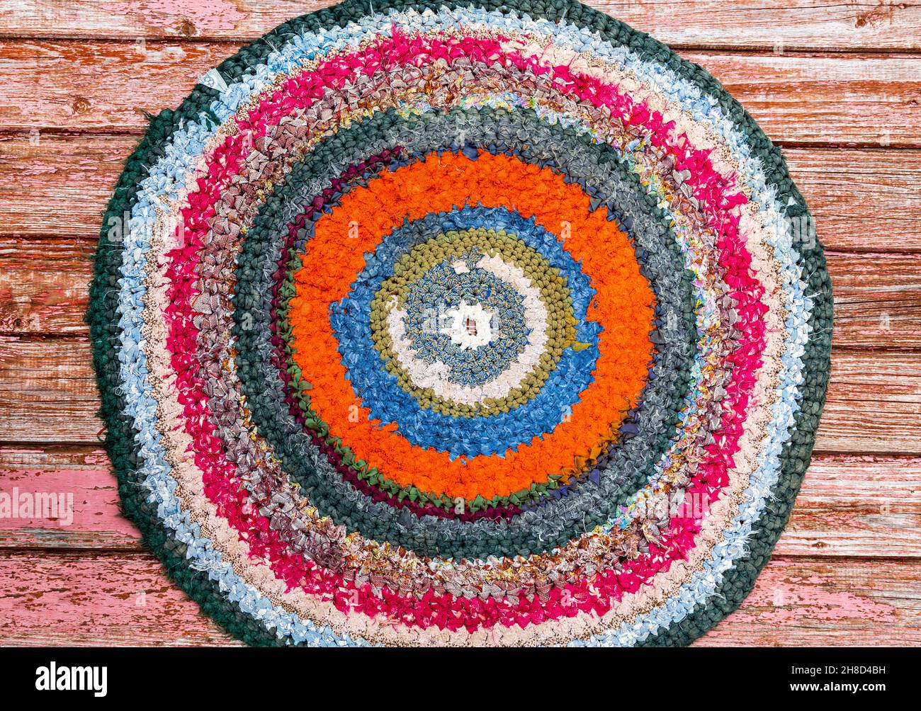 Alfombra de artesanía vintage colorida hecha de tiras de tela como fondo.  Textura de un felpudo de casa de diferentes telas Fotografía de stock -  Alamy