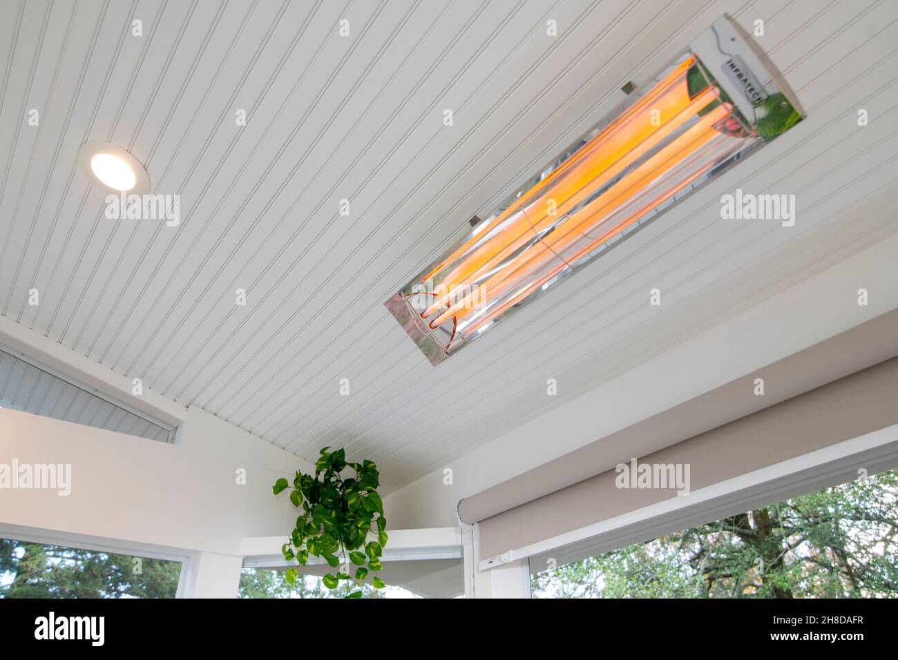 Un calentador de sala de infrarrojos en un porche en una casa Foto de stock