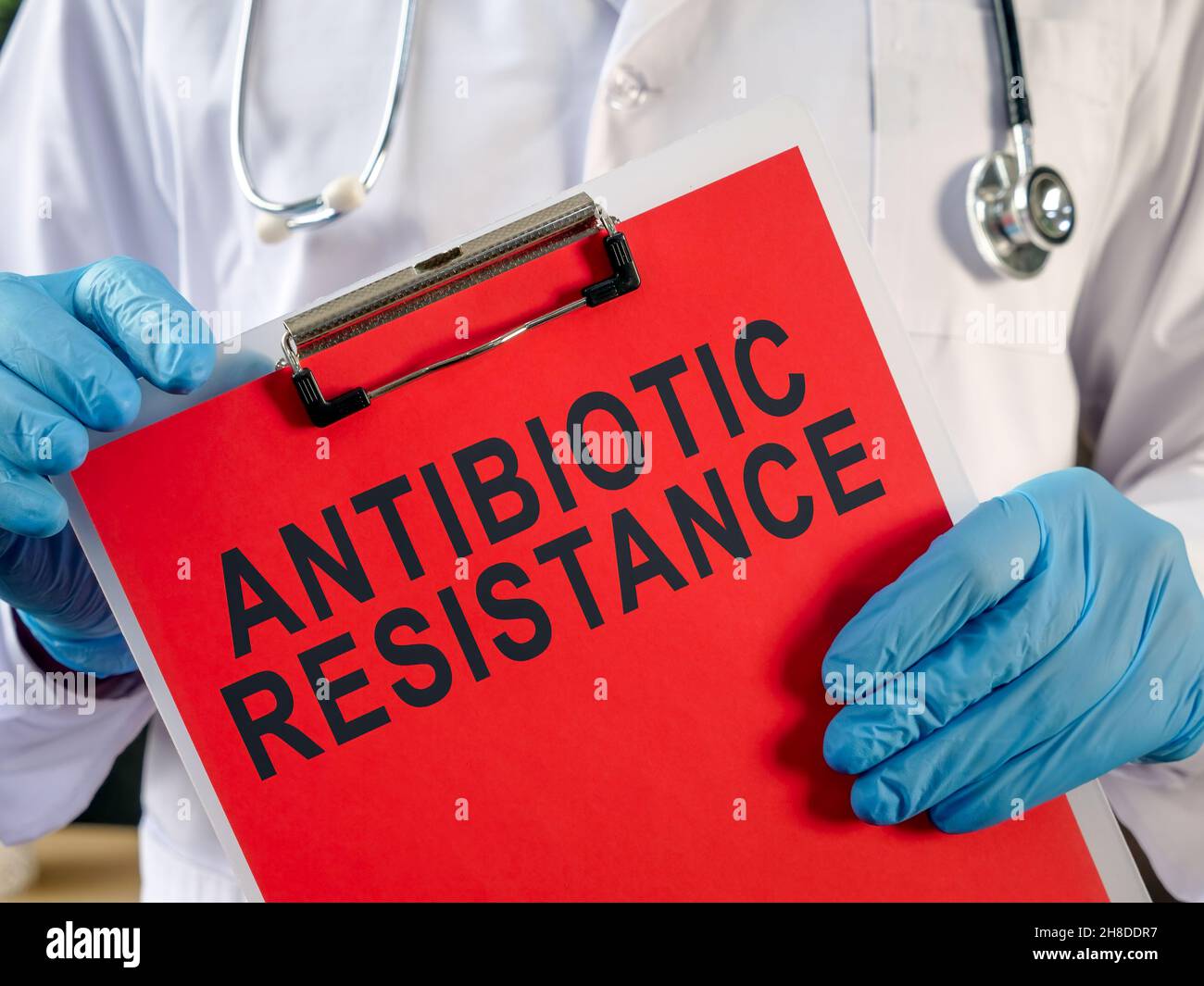 Doctor sosteniendo un portapapeles con la inscripción resistencia antibiótica. Foto de stock
