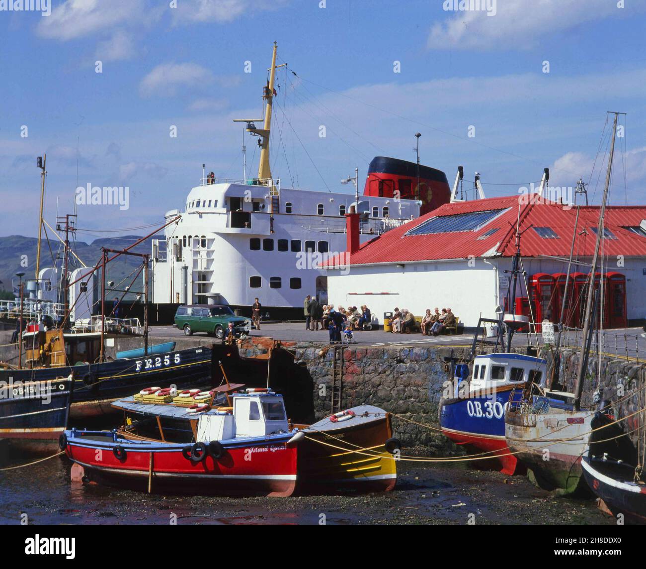 MV Columba atracó en el muelle 1970s de Obans North Foto de stock