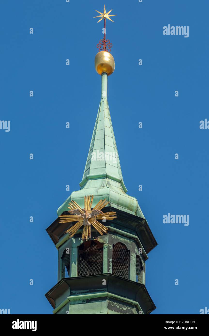 Una orbe dorada y una estrella encabeza la aguja de cobre sobre la linterna de Kristof y el campanario de Kilian Ignaz Dietzenhofer en el campanario de Loreto de Praga Foto de stock