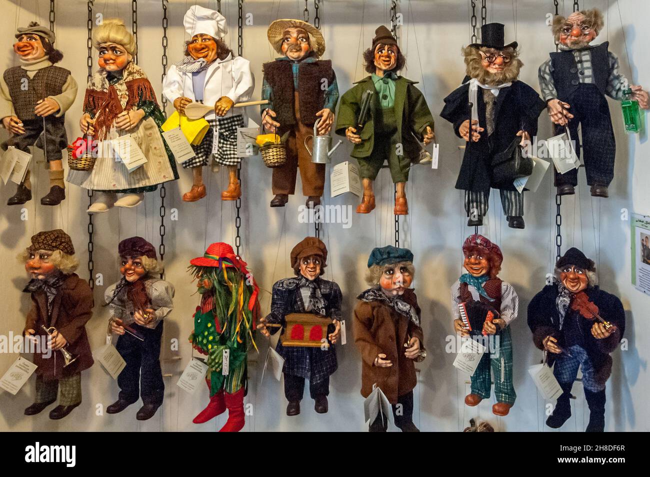 Una colección de marionetas de madera hechas a mano en la pared de la  tienda de marionetas checas en la calle Nerudova, Praga Fotografía de stock  - Alamy