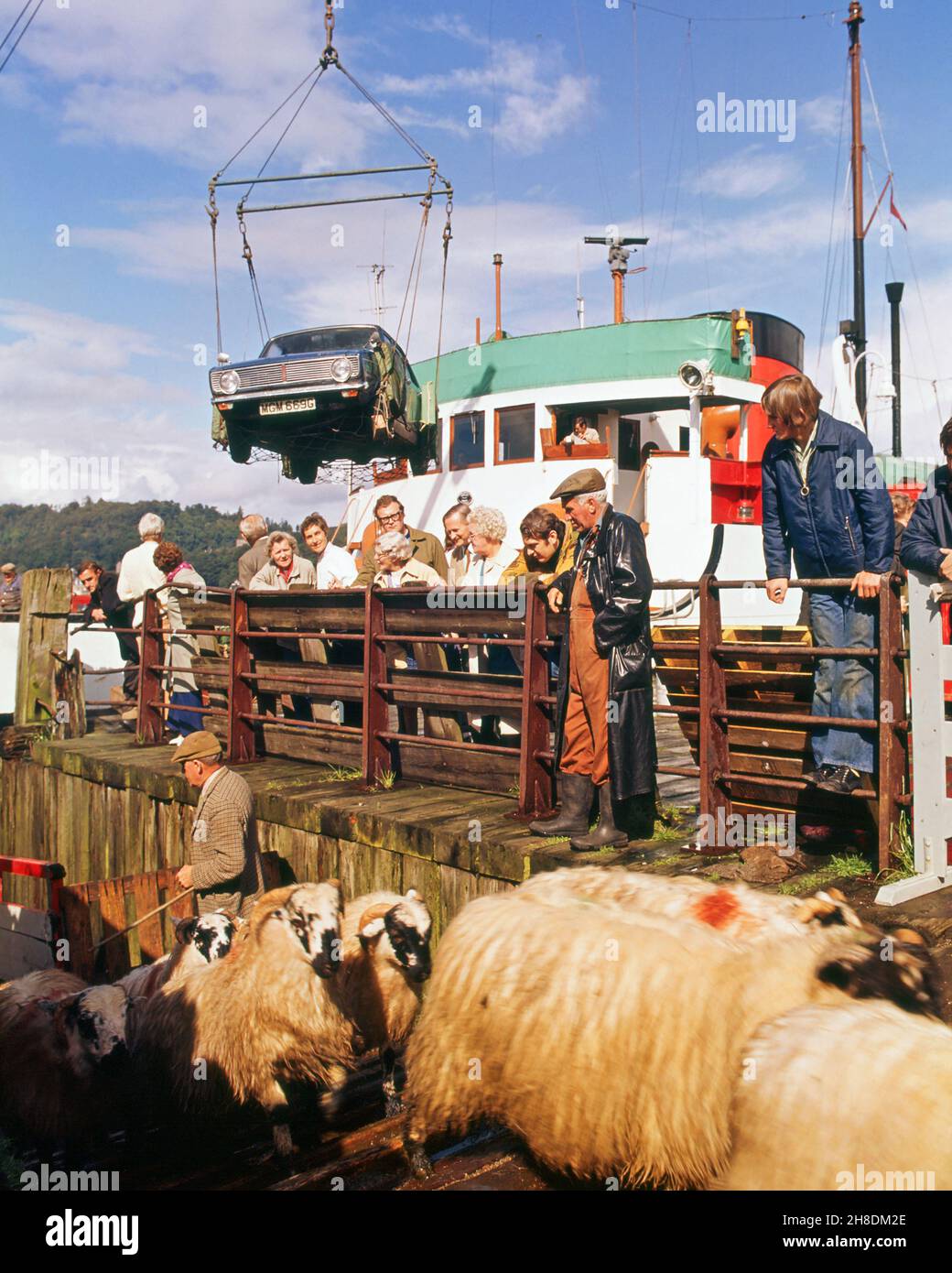 El MV Loch Carron se desfilar en el muelle de ferrocarril de Oban 1970s Foto de stock