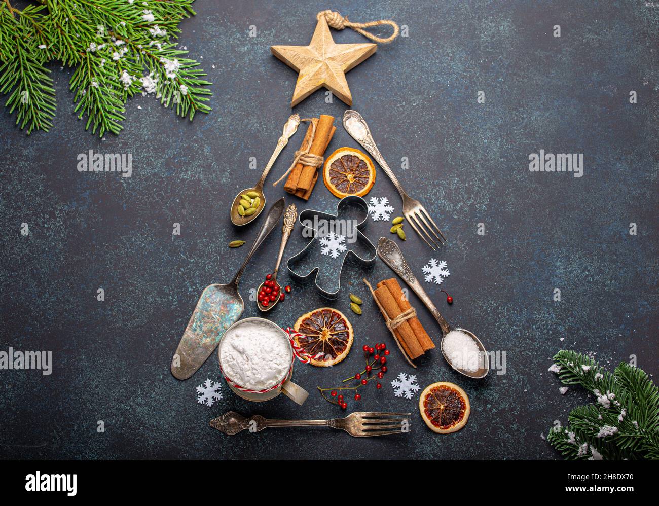 Árbol de Navidad de herramientas de cocina e ingredientes para hornear  Fotografía de stock - Alamy