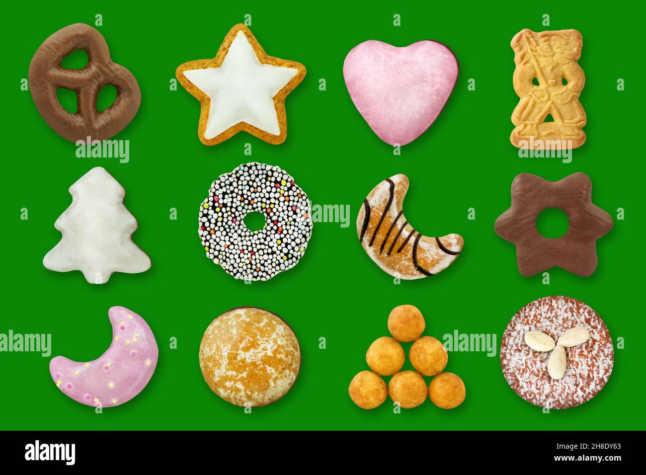 Varios pasteles de Navidad y dulces sobre fondo verde Foto de stock