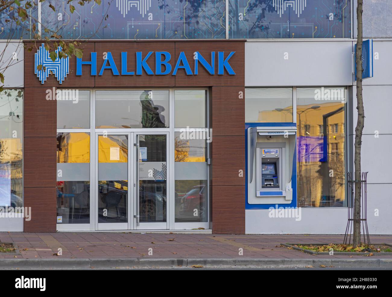 Belgrado, Serbia - 14 de noviembre de 2021: Banco turco propiedad del Estado de Halkbank en Belgrado, Serbia. Foto de stock