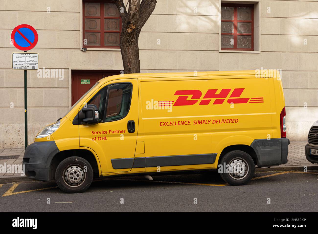 VALENCIA, ESPAÑA - 29 DE NOVIEMBRE de 2021: DHL es un servicio internacional de mensajería, entrega de paquetes y correo expreso Foto de stock