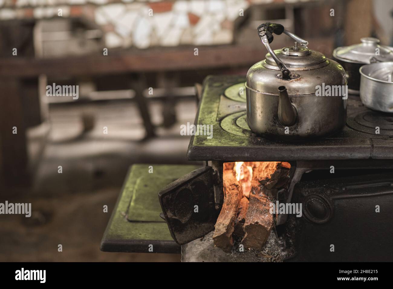 Antiguo horno de metal con leña que se quema en el interior y ollas de  acero en la parte superior de Tilaran, Costa Rica Fotografía de stock -  Alamy