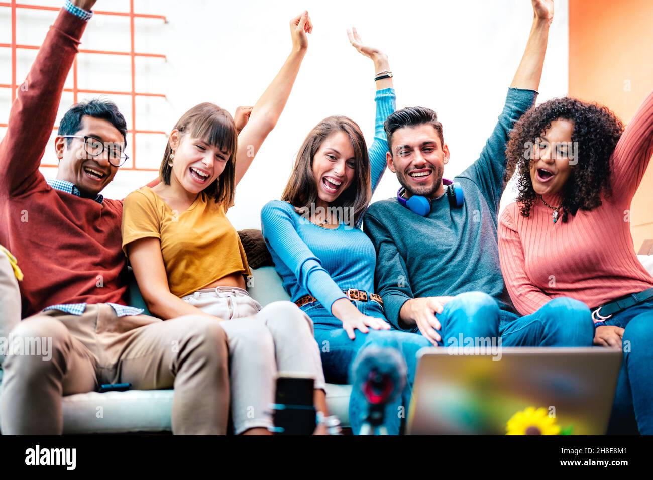 Jóvenes videobloggers divertirse en la plataforma de streaming con teléfono  web cam - concepto de redes sociales con chicos y chicas mileales  compartiendo en vivo vlog feeds Fotografía de stock - Alamy