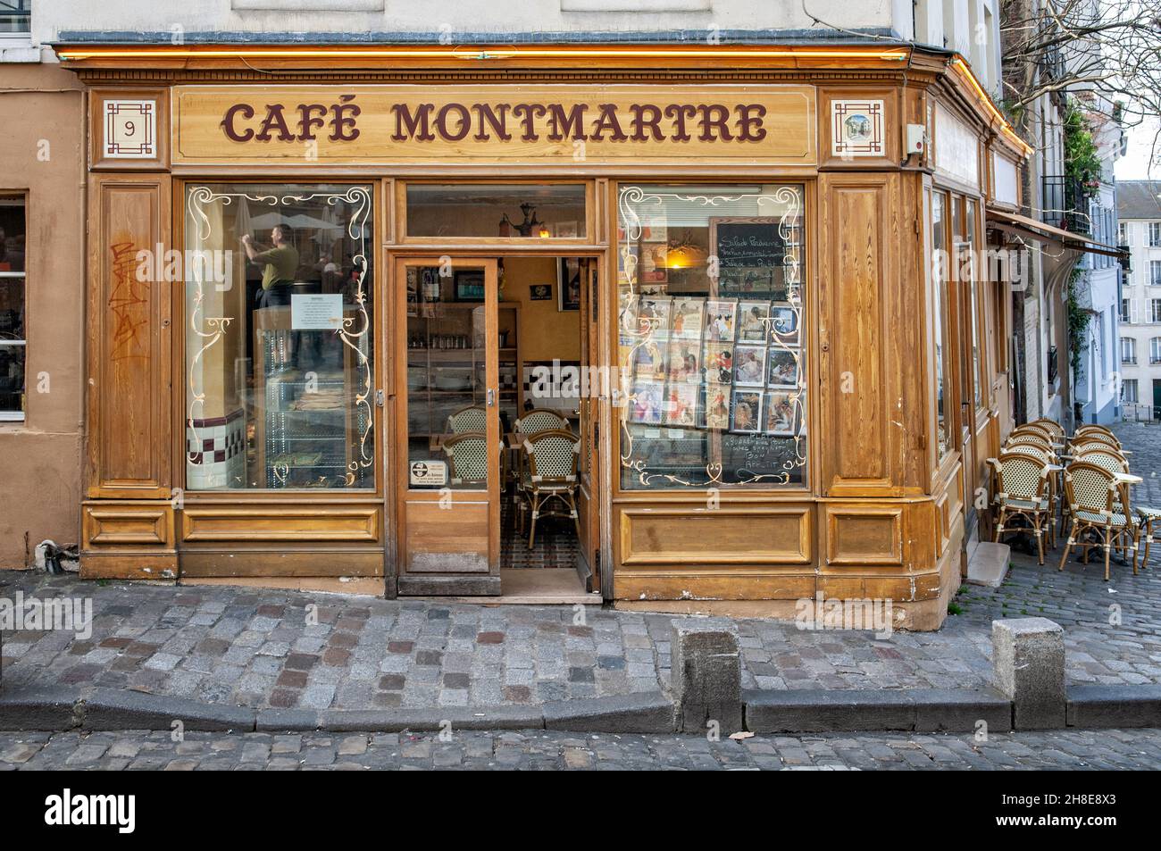 Café parisino en Montmartre, París, Francia Foto de stock