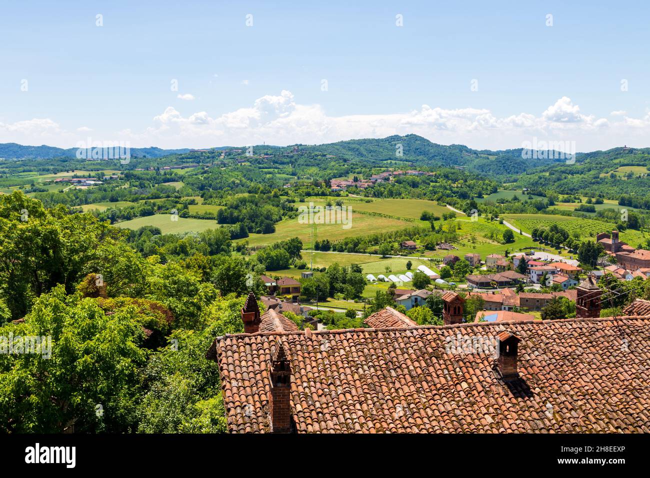 Gabiano Monferrato, Alessandria, Piamonte, Italia - 10 2021 de junio: Vista del paisaje en un día soleado. Langhe Vineyard Foto de stock