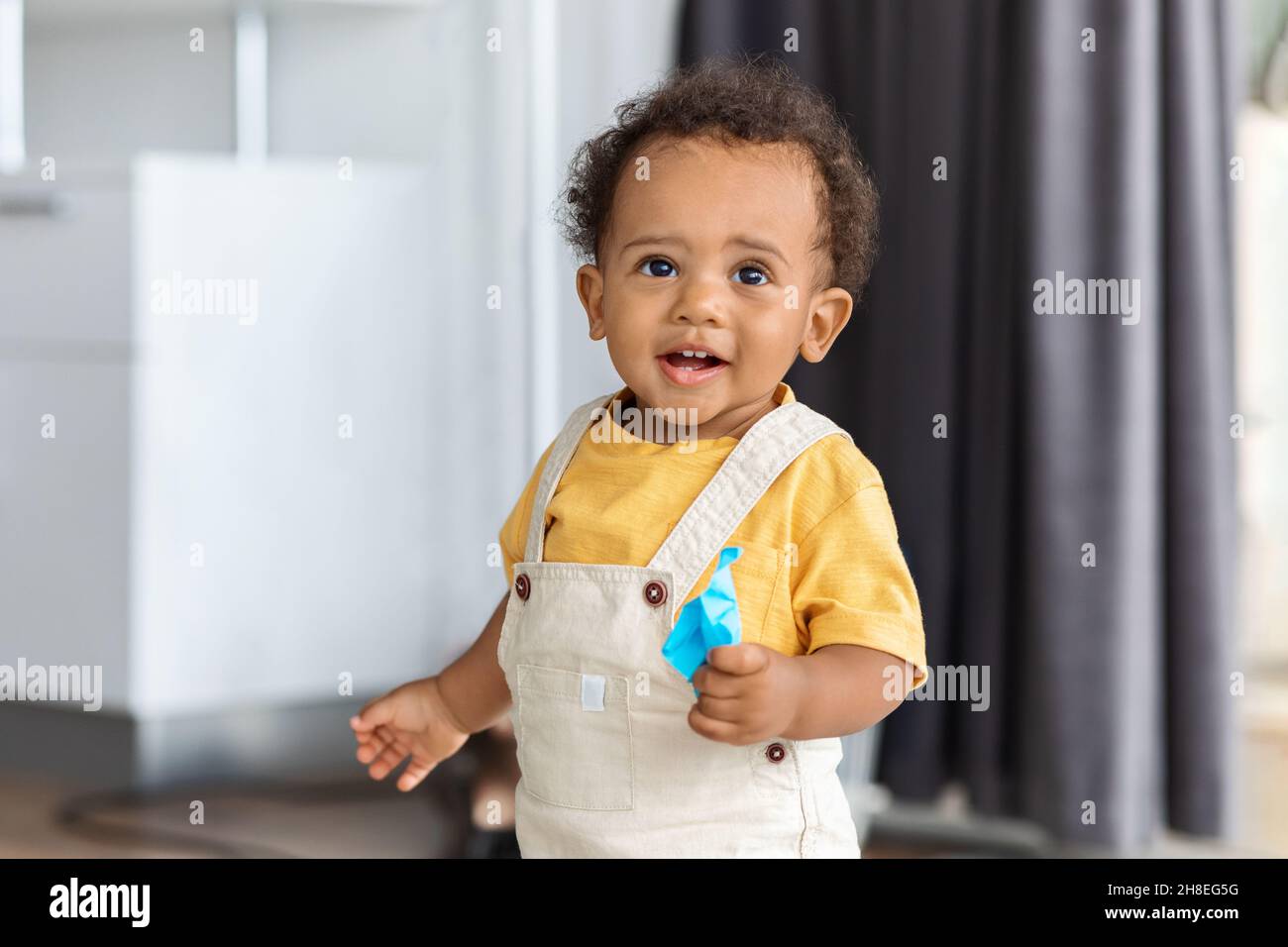 Pequeño Bebé Con El Pelo Rizado Y Ojos Azules Sonriendo Fotos, retratos,  imágenes y fotografía de archivo libres de derecho. Image 45676196