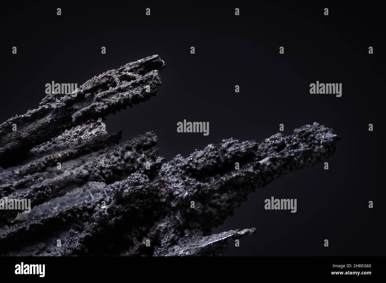 Detalle de primer plano de muestra de Goethita fondo negro de piedra preciosa texturizada macro RAW, sin cortar, sin pulir Foto de stock