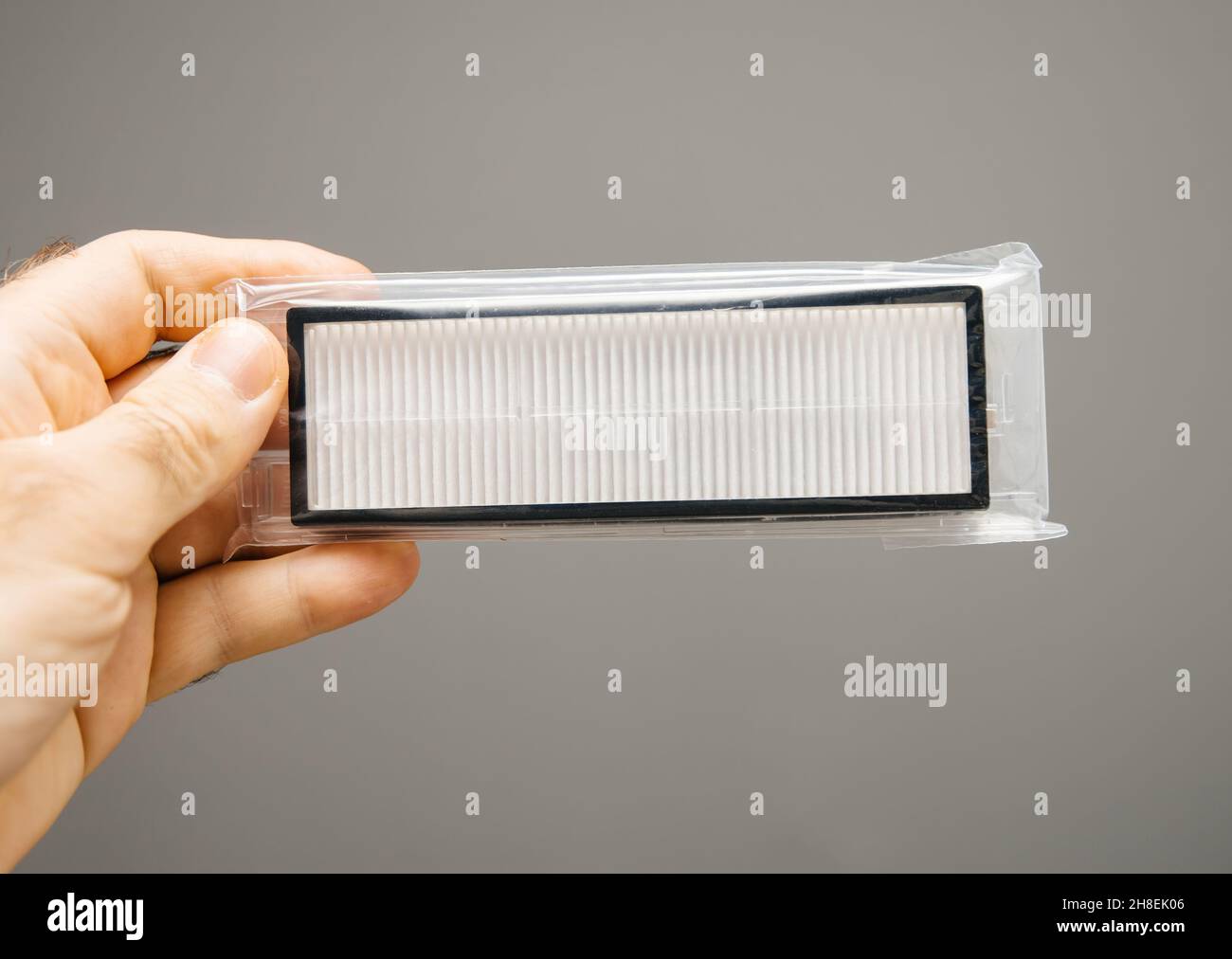 sujete el filtro hepa pequeño al nuevo robot aspirador Fotografía de stock  - Alamy