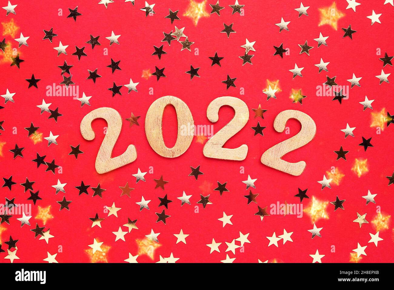 2022 fecha en un fondo rojo brillante con destellos dorados. Tarjeta de felicitación de Año Nuevo. Vista superior Foto de stock