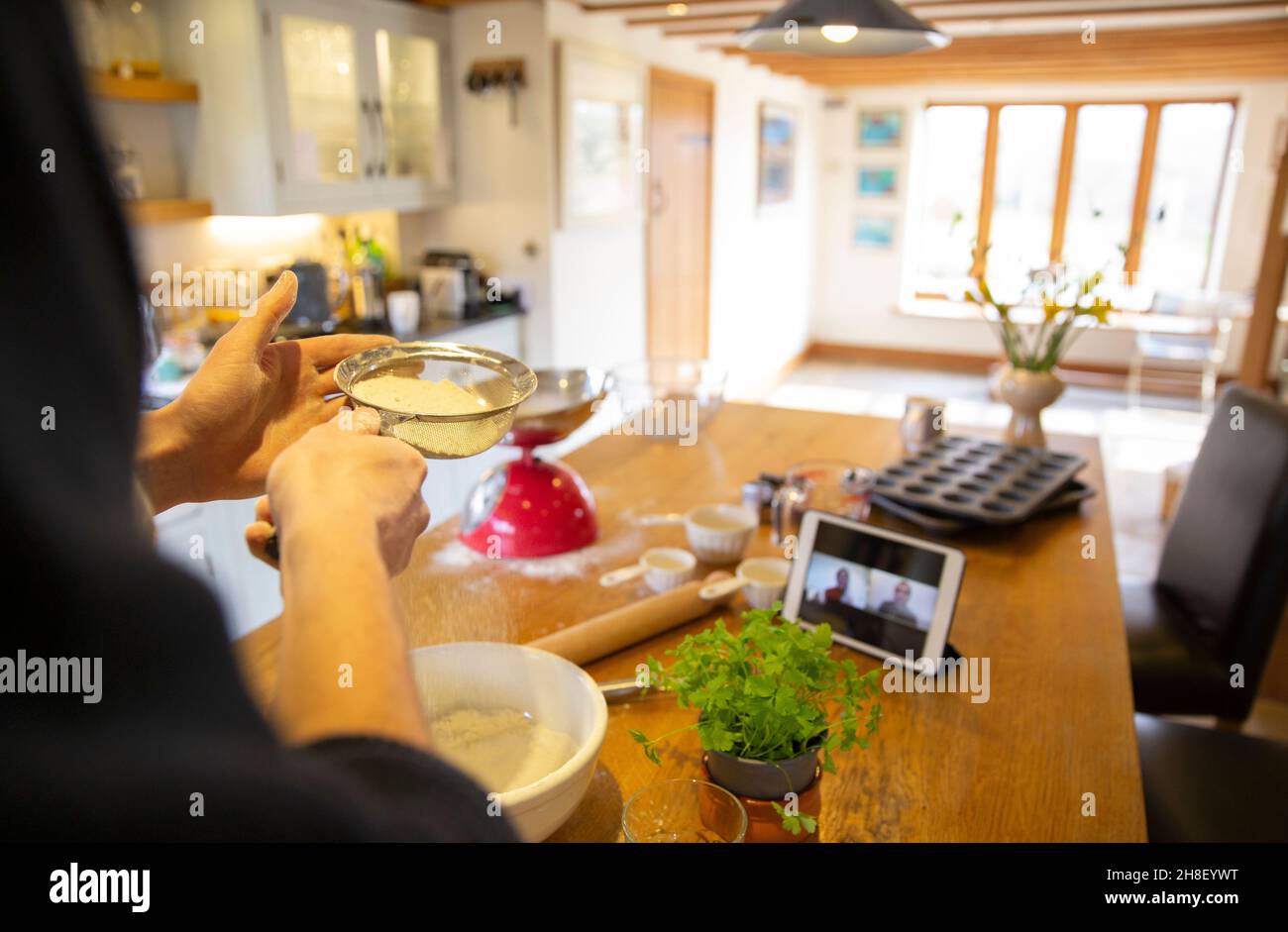 Hombre vídeo charlando y haciendo masa fresca de pizza en la cocina Foto de stock