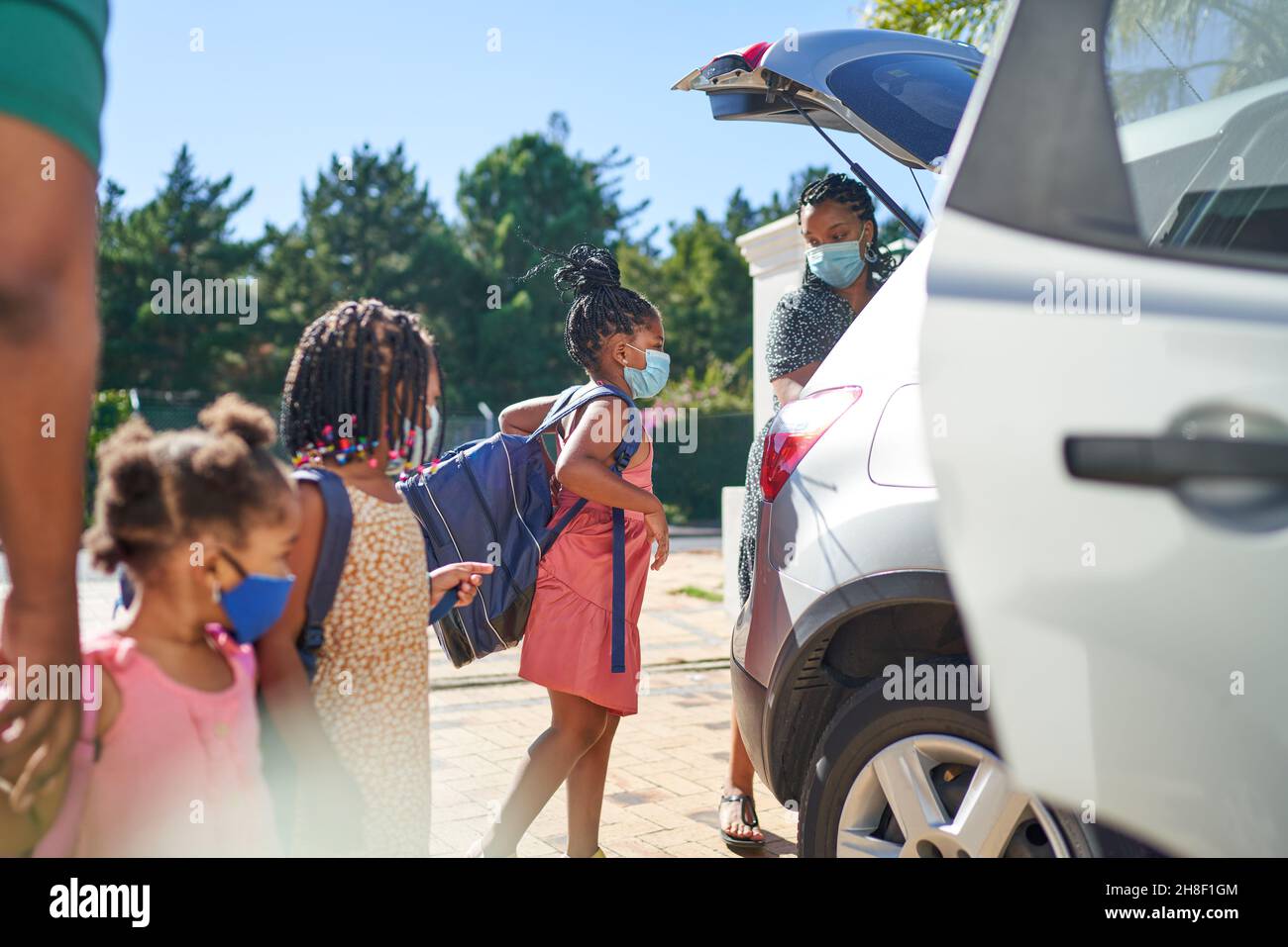 Llevando su mochila y box lunch, una niña de 6 años de espera por el coche  para ir a la escuela en San Juan Capistrano CA. Modelo de liberación  Fotografía de stock - Alamy